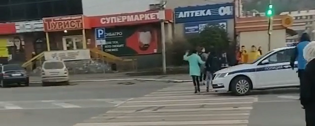В Горно-Алтайске полицейские едва не сбили двух человек на пешеходном переходе